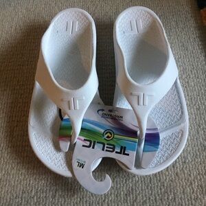Telic Men's White Flip-Flops.  Mens size. 9